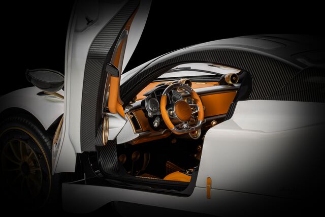 Pocher Pagani Utopia Coupé Bianco Perla, Display Case & Instruction Manual - 1:8 Scale Assembly Kit - BUNDLEP09