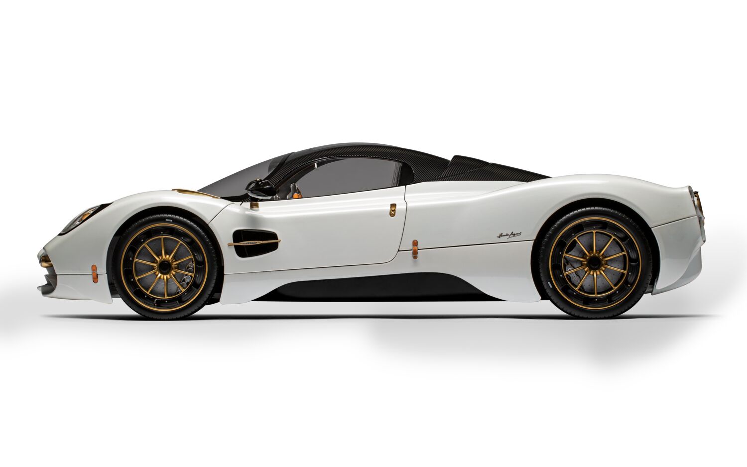 Pocher Pagani Utopia Coupé Bianco Perla, Display Case & Instruction Manual - 1:8 Scale Assembly Kit - BUNDLEP09