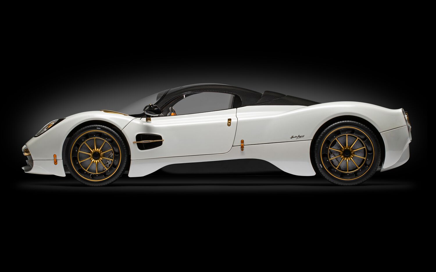 Pocher Pagani Utopia Coupé Bianco Perla, Display Case & Instruction Manual - 1:8 Scale Assembly Kit - BUNDLEP09