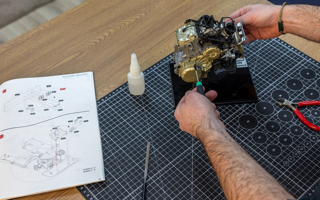 Pocher Ducati Panigale - V2 Superquadro Final Edition - 1:4 Scale Assembly Kit - HK124