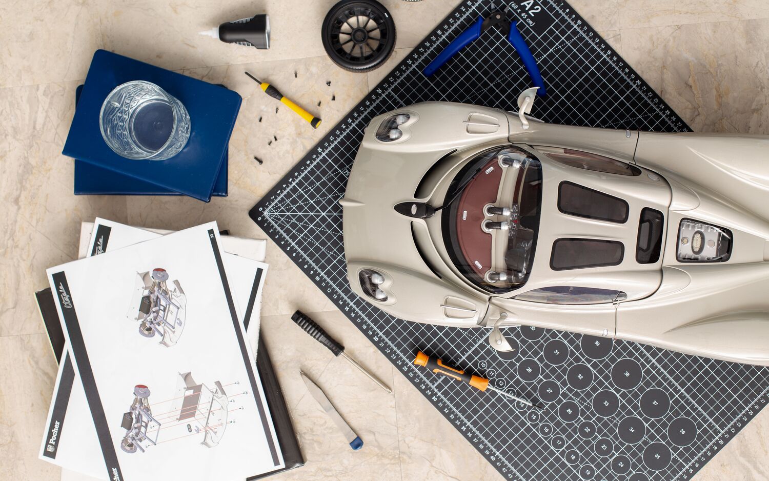 Pocher Pagani Utopia Coupé, Display Case & Instruction Manual Bundle - BUNDLEP04