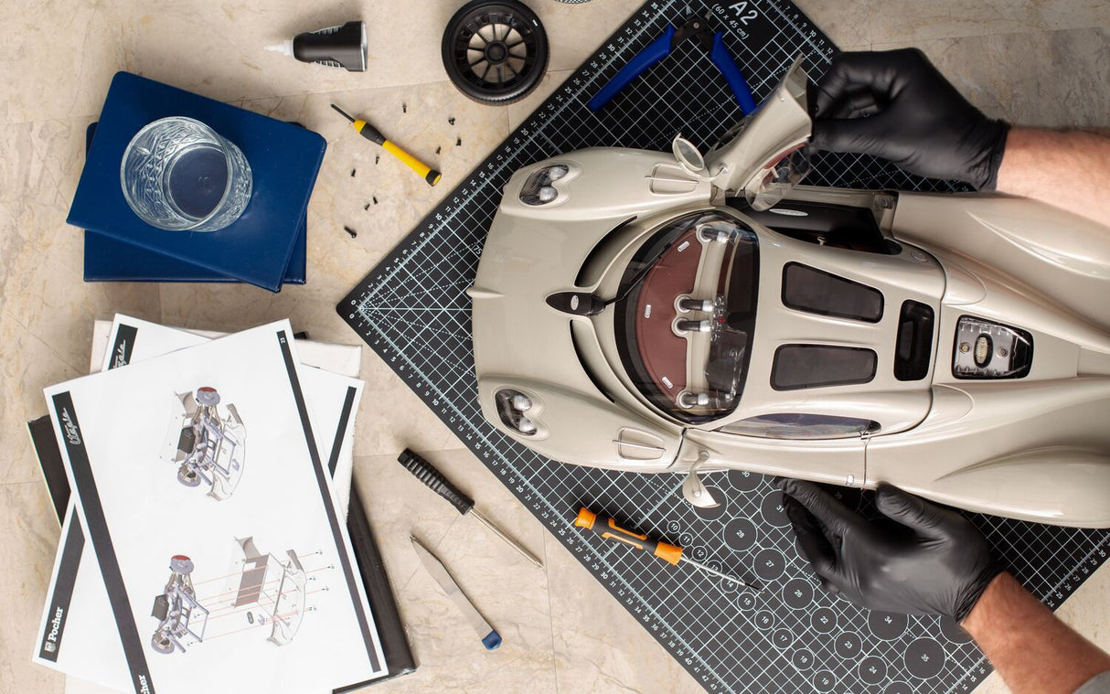 Pocher Pagani Utopia Coupé, Display Case & Instruction Manual Bundle - BUNDLEP04