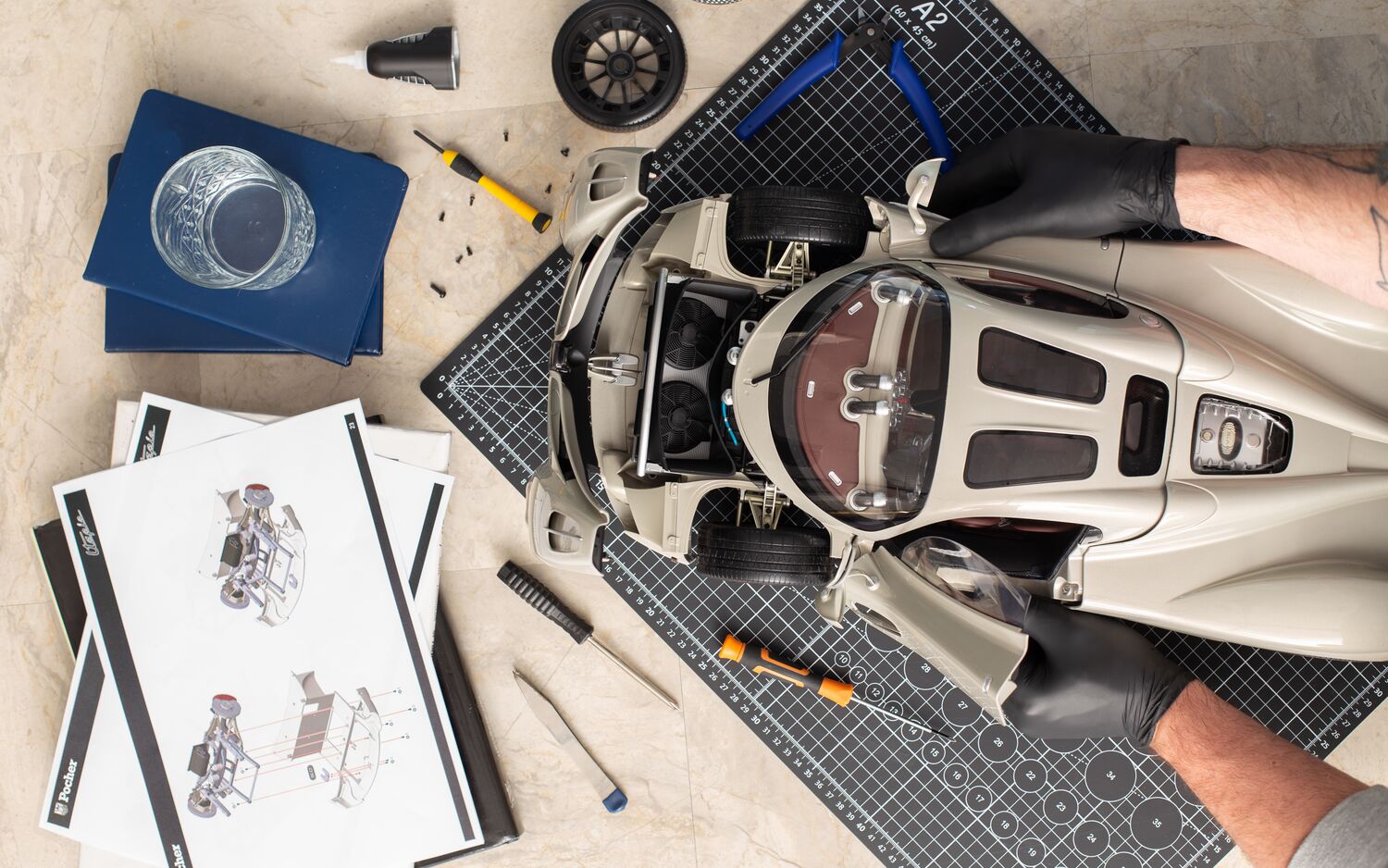 Pocher Pagani Utopia Coupé, Display Case & Instruction Manual Bundle - BUNDLEP04