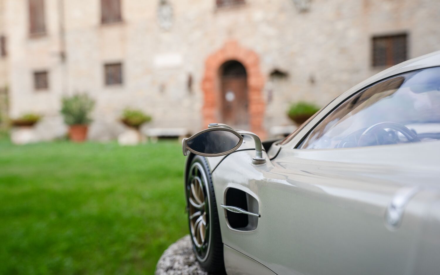 Pocher Pagani Utopia Coupé, Display Case & Instruction Manual Bundle - BUNDLEP04