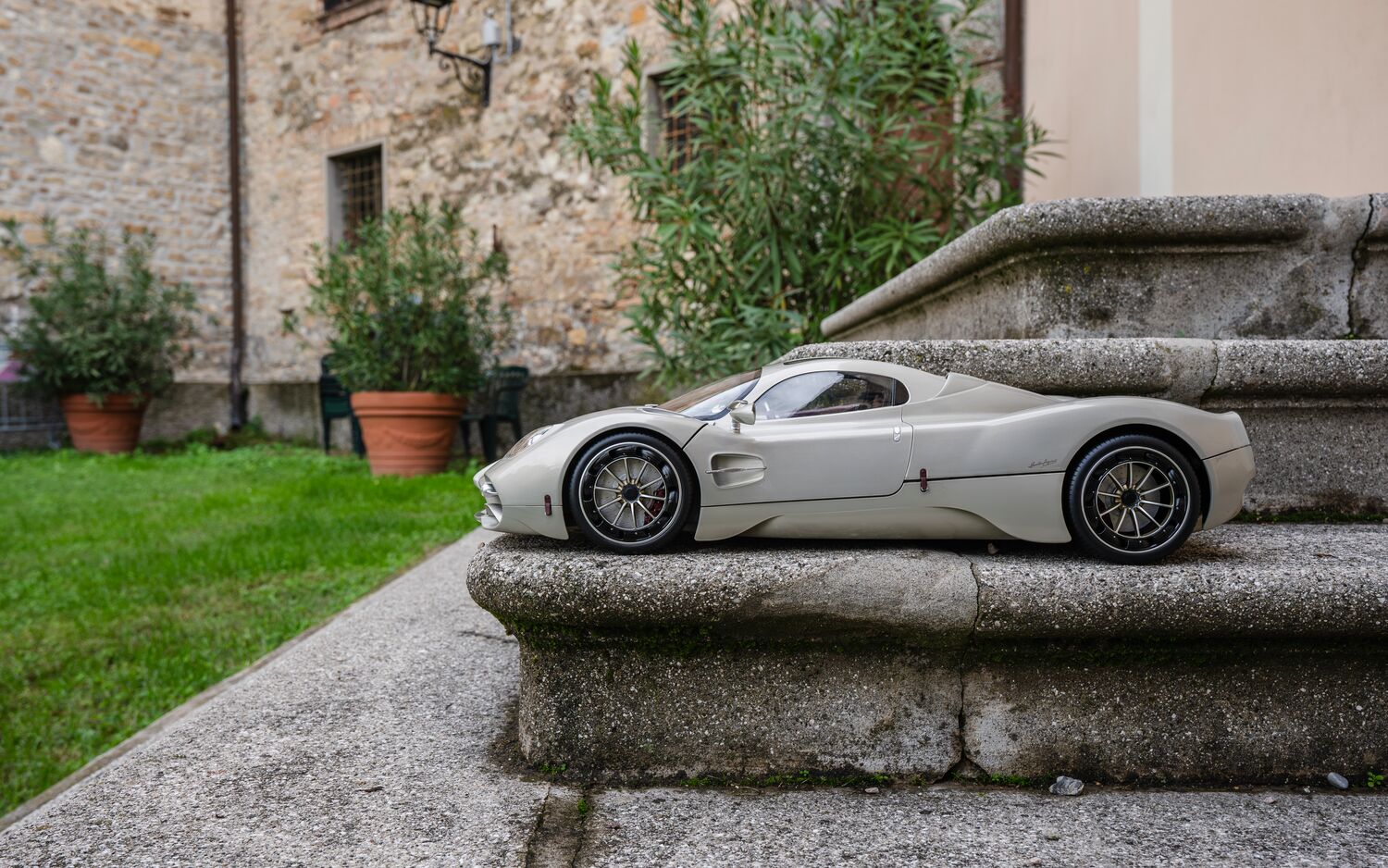 Pocher Pagani Utopia Coupé, Display Case & Instruction Manual Bundle - BUNDLEP04