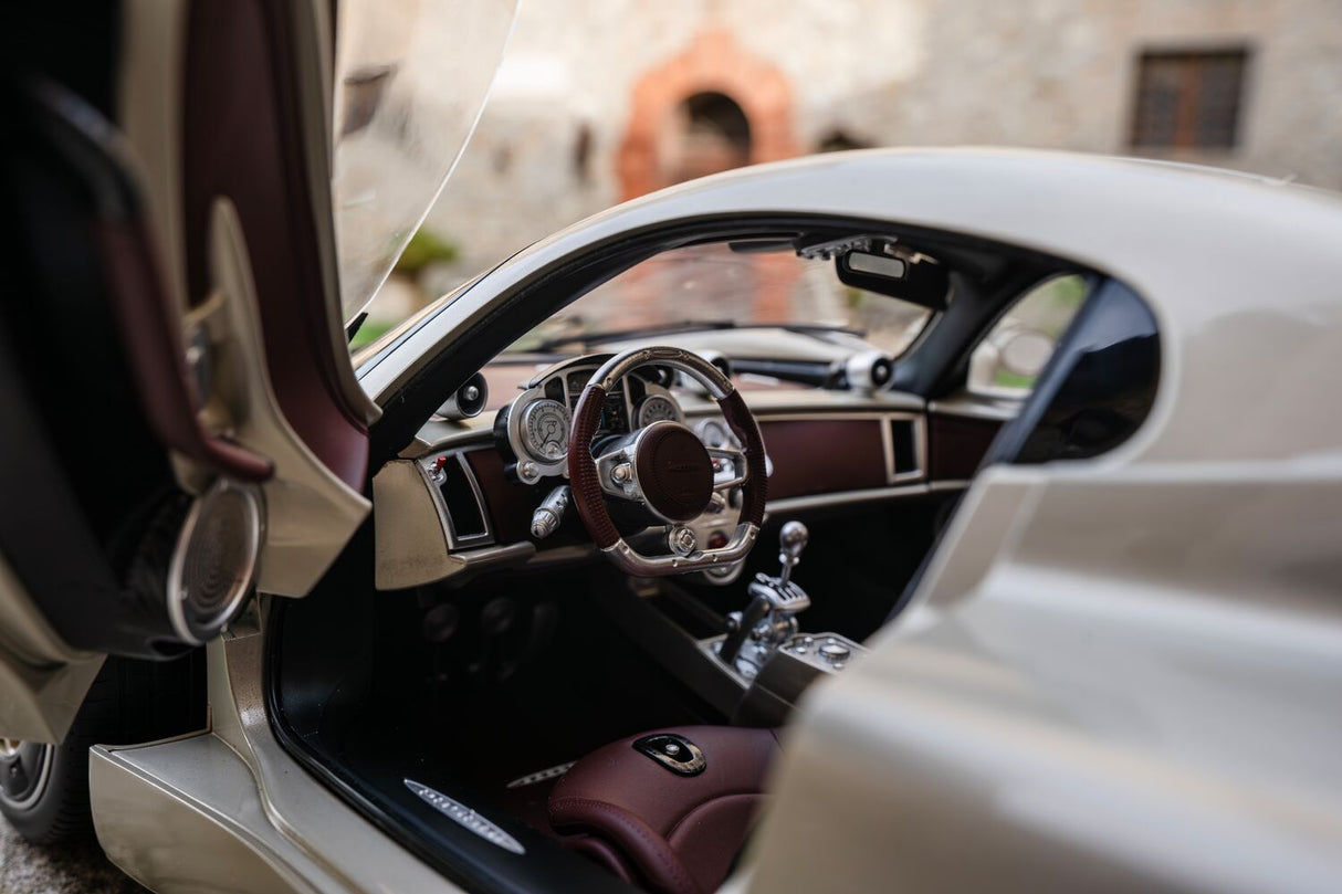 Pocher Pagani Utopia Coupé, Display Case & Instruction Manual Bundle - BUNDLEP04