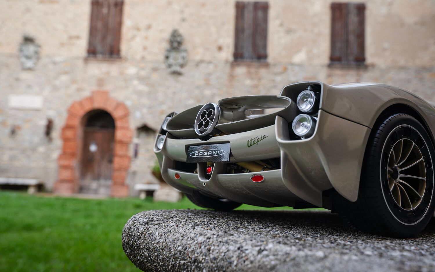 Pocher Pagani Utopia Coupé, Display Case & Instruction Manual Bundle - BUNDLEP04