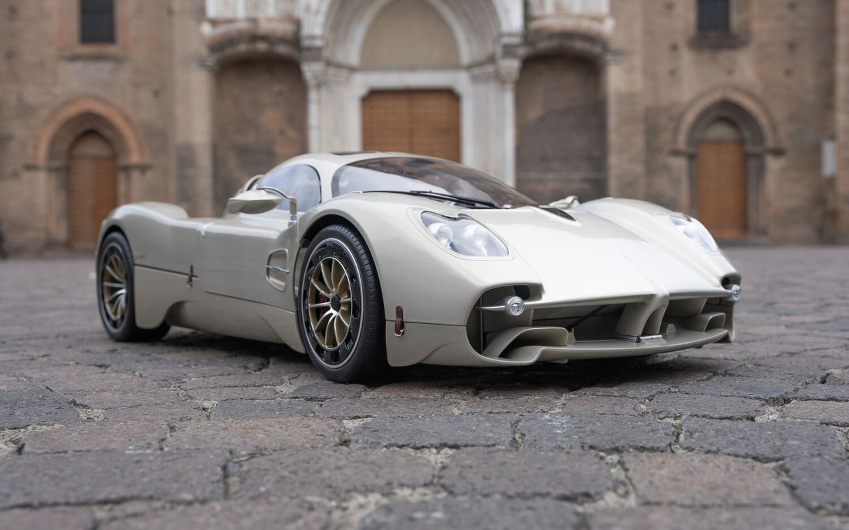 Pocher Pagani Utopia Coupé, Display Case & Instruction Manual Bundle - BUNDLEP04