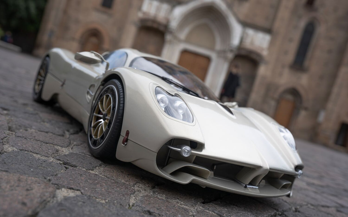 Pocher Pagani Utopia Coupé, Display Case & Instruction Manual Bundle - BUNDLEP04