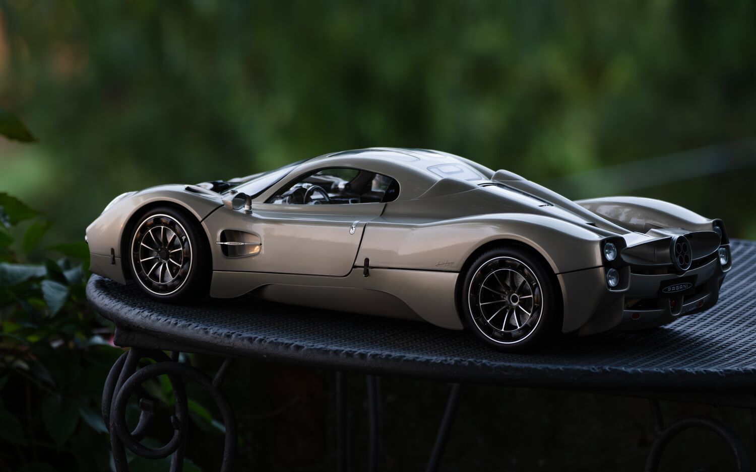 Pocher Pagani Utopia Coupé, Display Case & Instruction Manual Bundle - BUNDLEP04