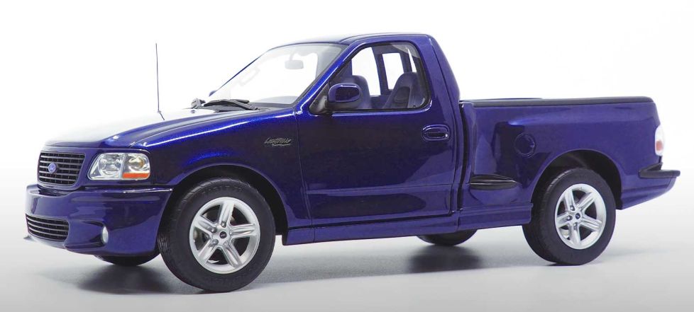 DNA Collectables Ford F150 SVT Lightning 2003 1:18