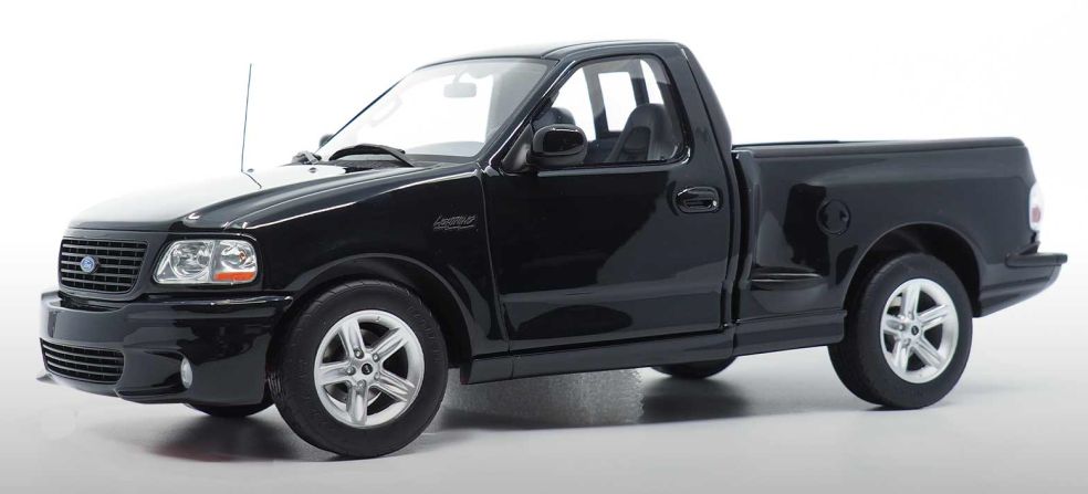 DNA Collectables Ford F150 SVT Lightning 2003 1:18
