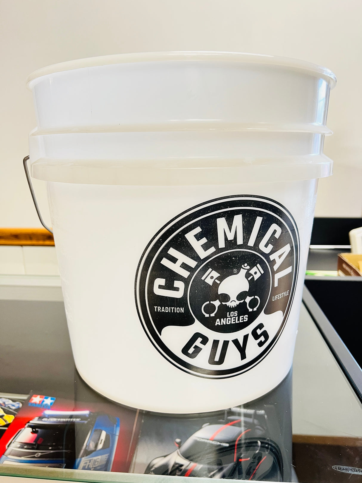 Chemical Guys Classic White Detailing Bucket with Cosmetic Defects (4.5 Gal)