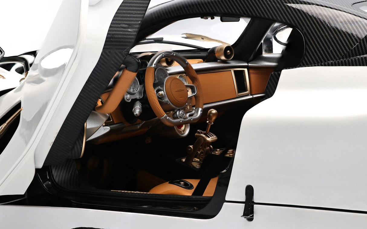 Pocher Pagani Utopia Coupé - Bianco Perla - 1:8 Scale Assembly Kit - HK123