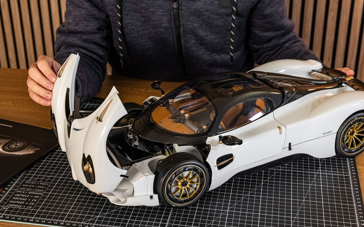 Pocher Pagani Utopia Coupé - Bianco Perla - 1:8 Scale Assembly Kit - HK123