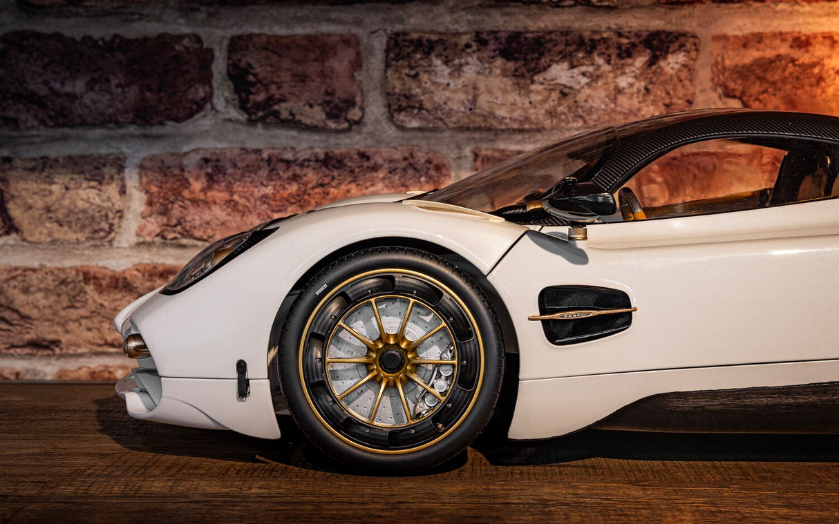 Pocher Pagani Utopia Coupé - Bianco Perla - 1:8 Scale Assembly Kit - HK123