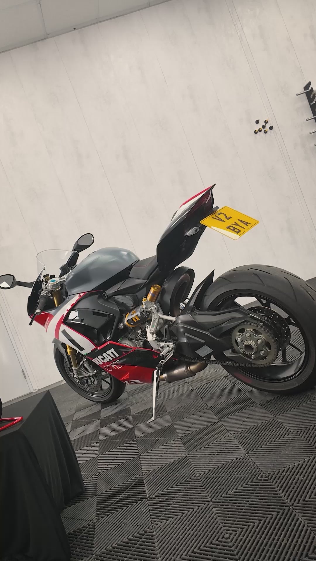 Pocher Ducati Panigale - V2 Superquadro Final Edition - 1:4 Scale Assembly Kit - HK124