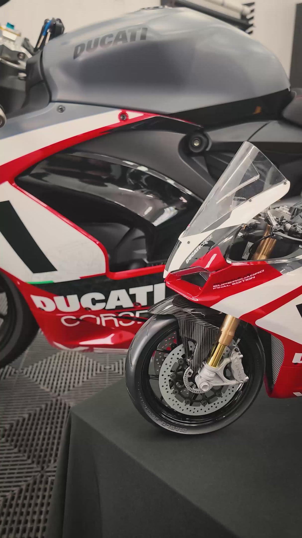 Pocher Ducati Panigale - V2 Superquadro Final Edition - 1:4 Scale Assembly Kit - HK124