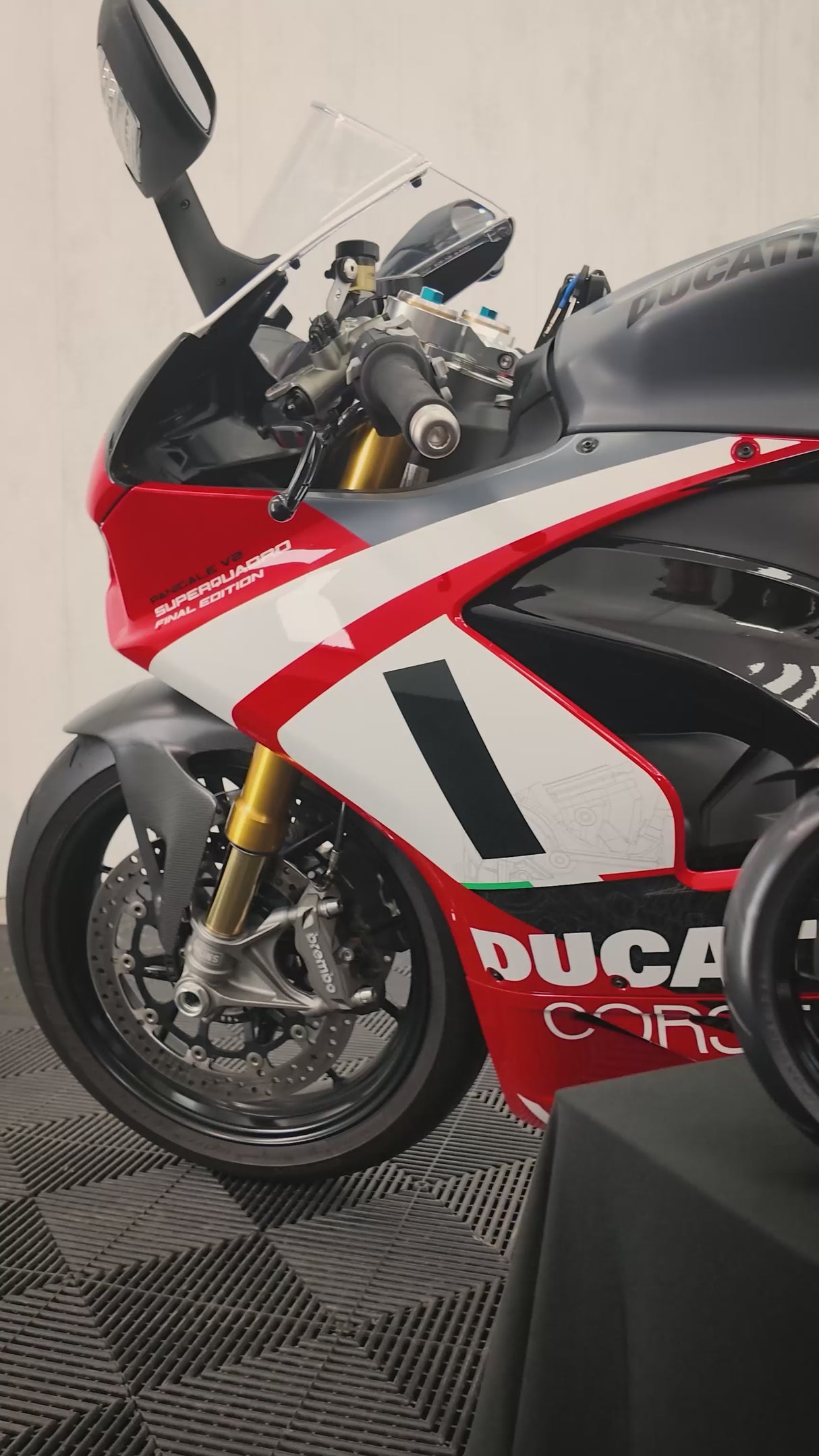 Pocher Ducati Panigale - V2 Superquadro Final Edition - 1:4 Scale Assembly Kit - HK124